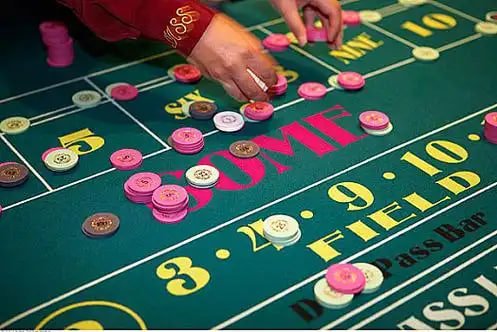 Tampilan game Tembak Ikan RajanyaPoker bawah laut dengan bos dan jackpot